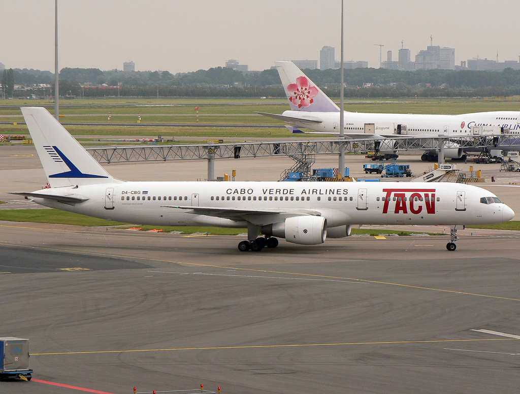 TACV B757-200 D4-CBG rollt durch AMS / EHAM / Amsterdam am 12.07.2007