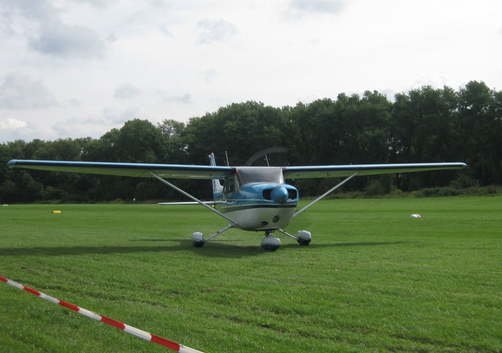 Tage der offenen Tür, Segelfluggelände Peine-Glindbruchkippe, August 2010
Motorflugzeug Cessna startet
