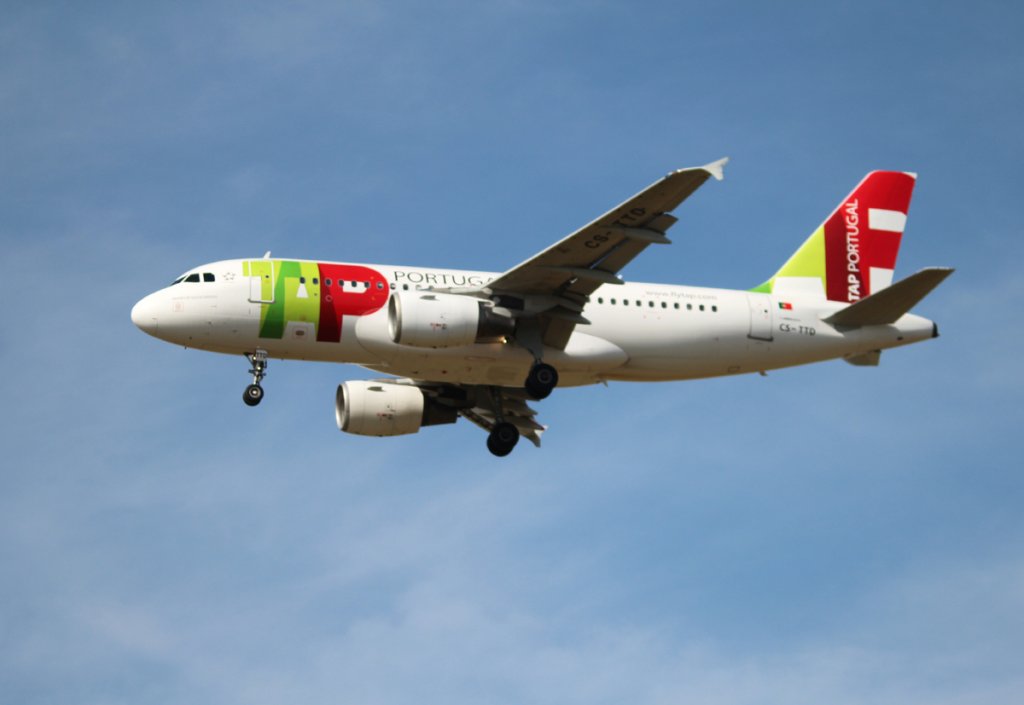 TAP A 319-111 CS-TTD bei der Landung in Berlin-Schnefeld am 10.09.2012