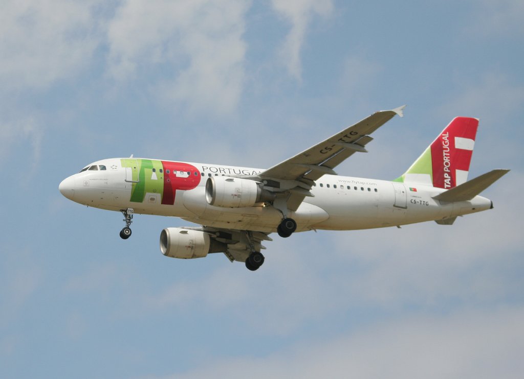 TAP A 319-111 CS-TTG bei der Landung in Berlin-Schnefeld am 10.07.2012
