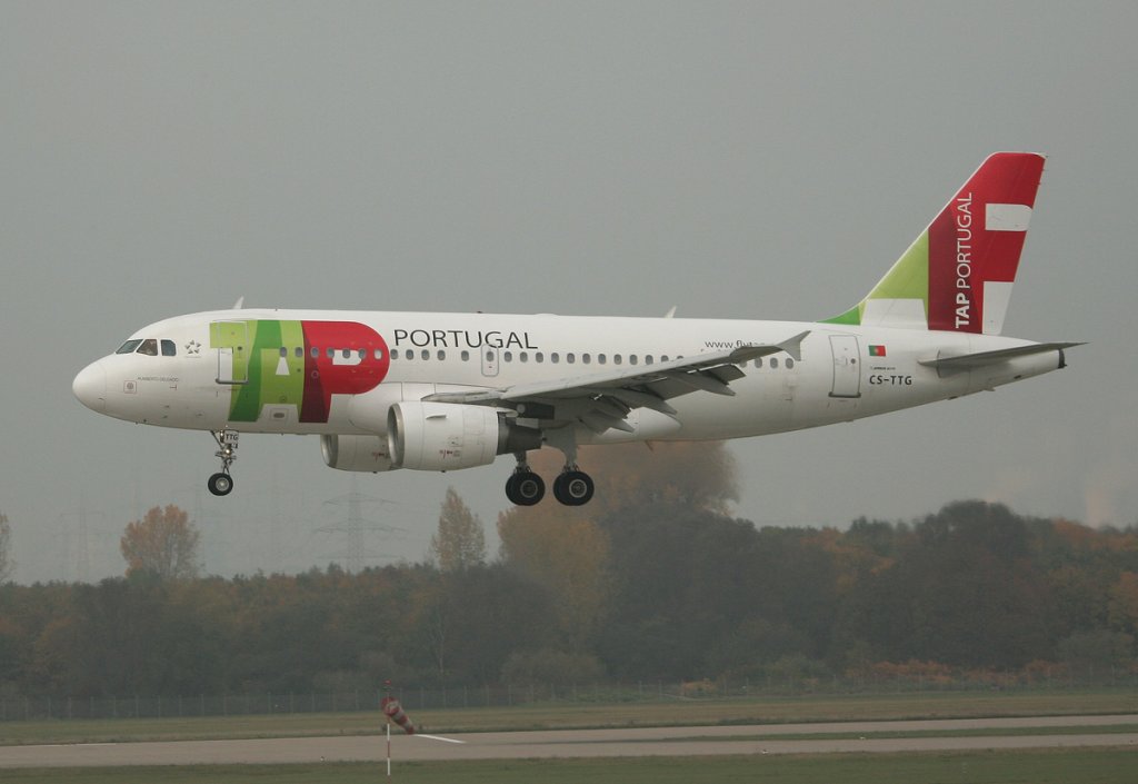 TAP A 319-111 CS-TTG kurz vor der Landung in Dsseldorf am 31.10.2011