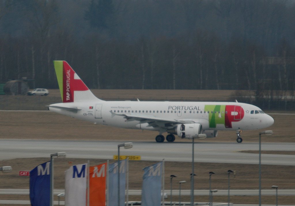 TAP A 319-111 CS-TTL nach der Landung in Mnchen an einem sehr trben 10.03.2011