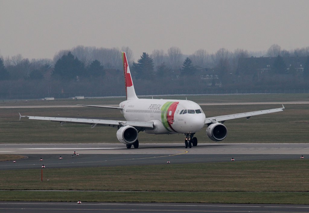 TAP A 320-214 CS-TNH bei der Ankunft in Dsseldorf am 11.03.2013