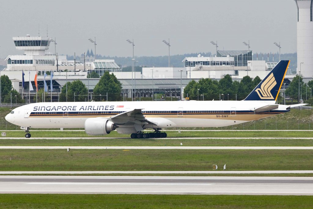Taxing B777/Singapore Airlines/Mnchen/MUC/22.05.2010.

