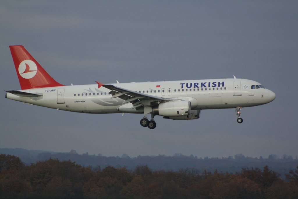 TC-JPF (Airbus A320-232) der Turkish Airlines beim Anflug auf den Flughafen Kln/Bonn. 08.11.2009.