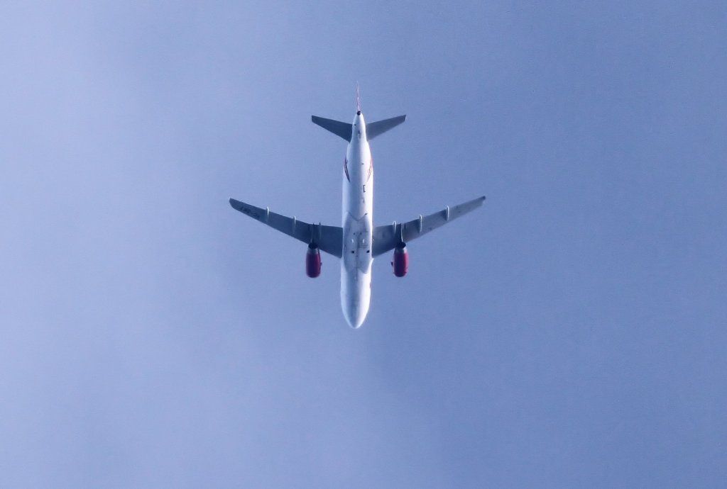 TC-SKT Airbus 320-232 ber Murrhardt-Kchersberg am 5.11.11.



