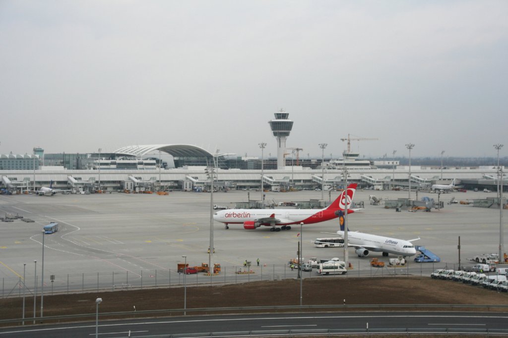 Terminal 1 des Flughafens Mnchen an einem sehr trben 10.03.2011