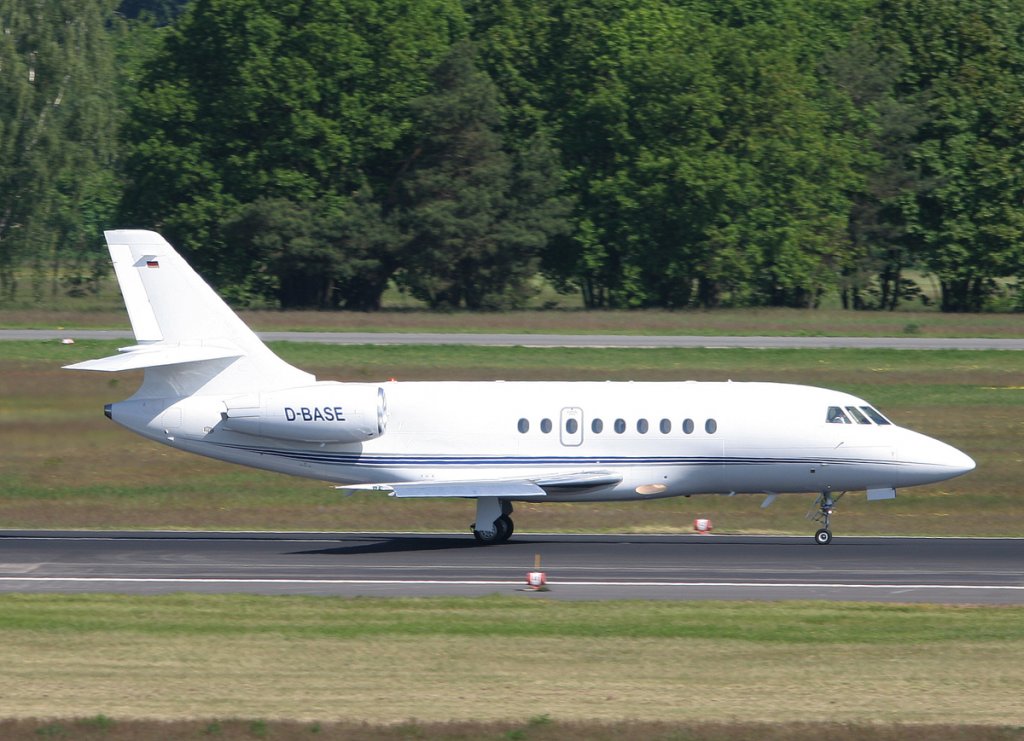 Thyssen-Krupp Dassault Falcon 2000EX D-BASE nach der Landung in Berlin-Tegel am 03.06.2010