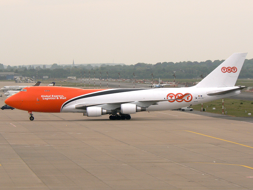 TNT B747-400F OO-THA auf dem Taxiway zur Cargoplatte in DUS / EDDL / Düsseldorf am 06.05.2007