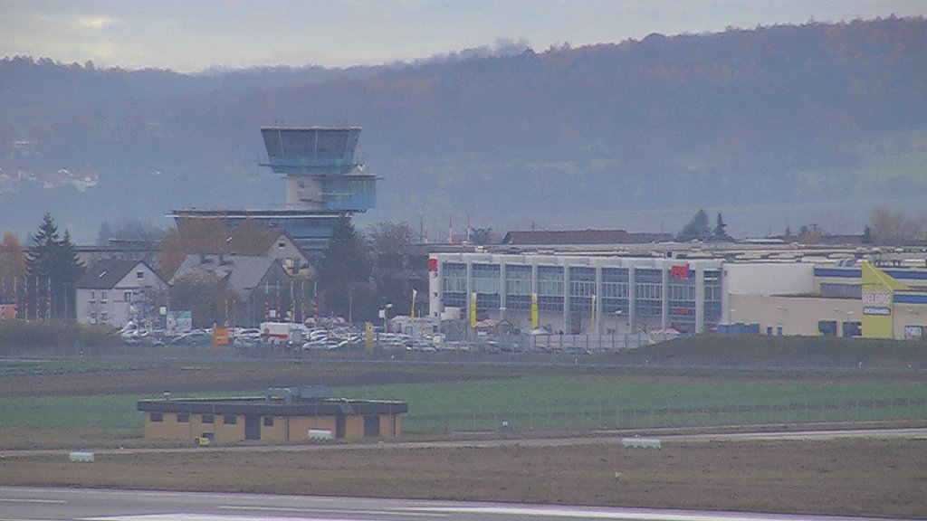 Tower des Stuttgarter Flughafens und daneben der Real, der einer der beliebsten Pltze zum Plane Spotten ist (14.11.2009)