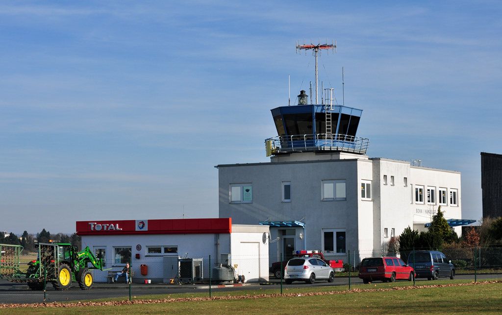 Tower und Tankstellen-/Flugplatzwart-Gebude in Bonn-Hangelar - 09.02.2011