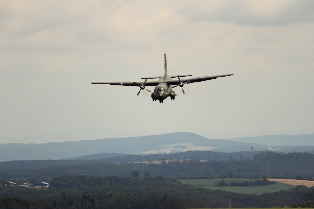 Transall C 160 51+06 der Luftwaffe bei der Landung auf der Brandensteinsebene in Coburg am 01.07.2011.