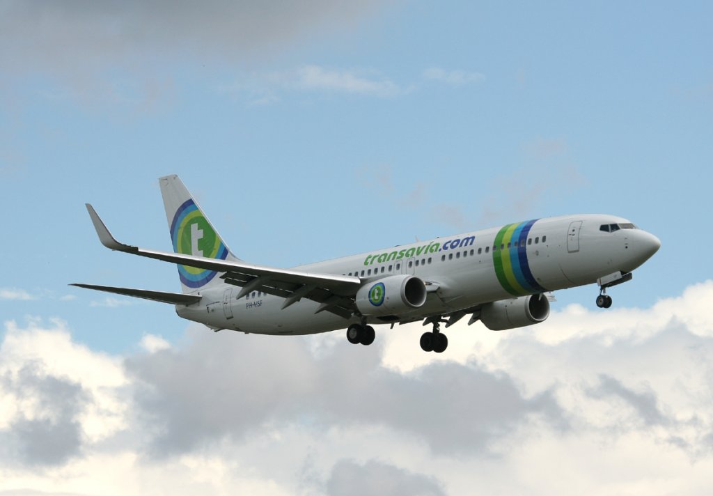 Transavia B 737-8K2 PH-HSF kurz vor der Landung in Berlin-Tegel am 25.06.2012