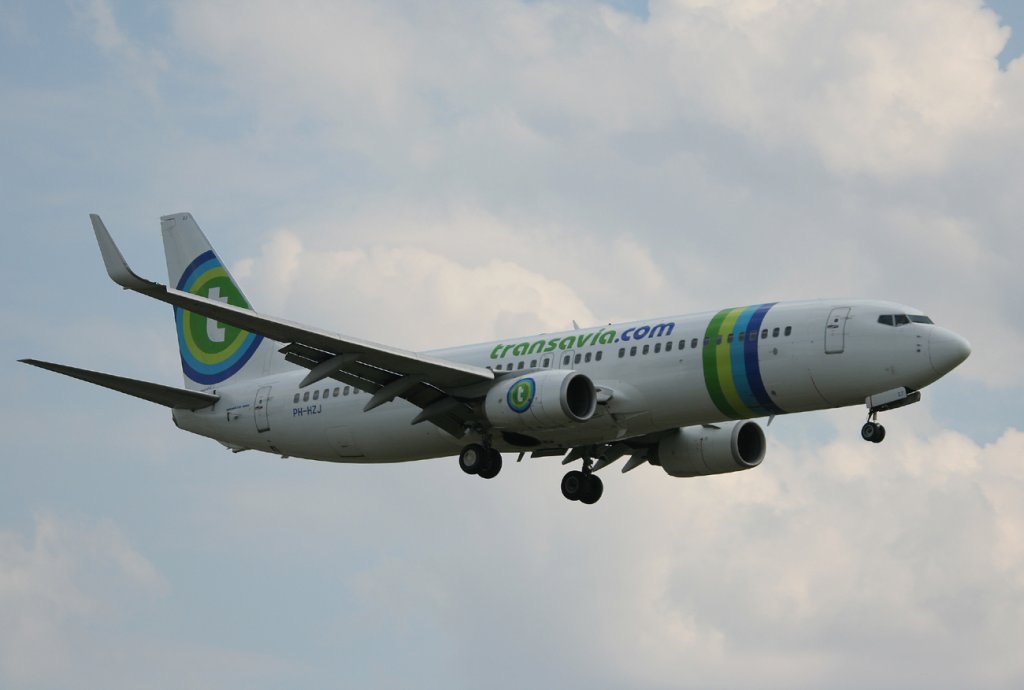 Transavia B 737-8K2 PH-HZJ kurz vor der Landung in Berlin-Tegel am 10.06.2011