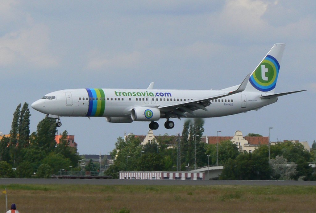 Transavia B 737-8K2(WL) PH-HSE kurz vor der Landung in Berlin-Tegel am 27.05.2011