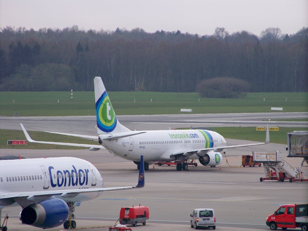 Transavia, B737-8K2, PH-HZL und im Vordergrund noch eine Condor, 757 auf dem Hamburger Flugahfen. Aufgenommen am 11.04.10.