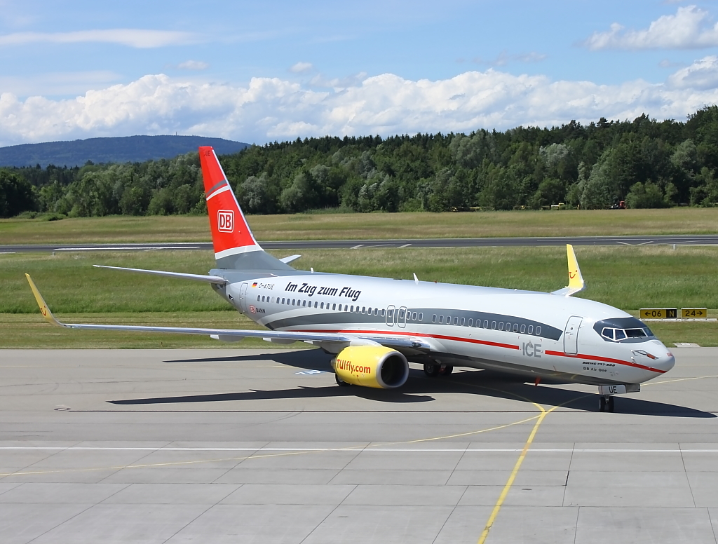 TUI Fly in Friedrichshafen, es ging von Zweibrcken ber Friedrichshafen nach Rhodos, gelogen wurde mit der DB-Air one, der ICE Sonderlackierung, die B737-800 biegt gerade zum Gate ein