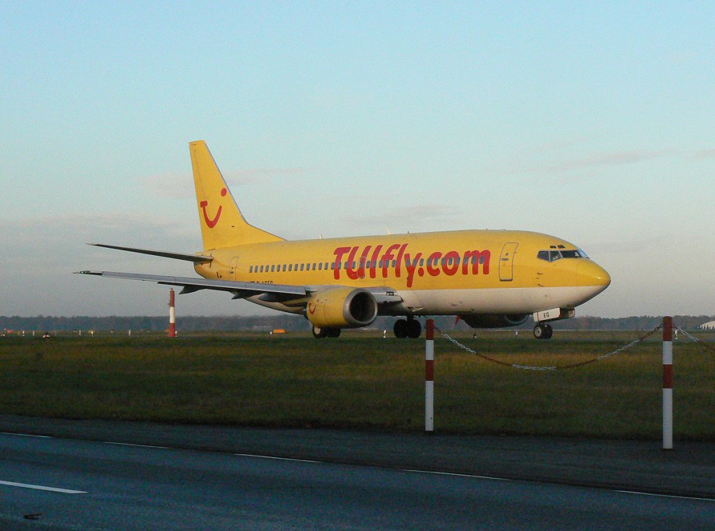 Tuifly B 737-35B D-AGEG am frhen Morgen des 21.11.2009 auf dem Flughafen Berlin Tegel