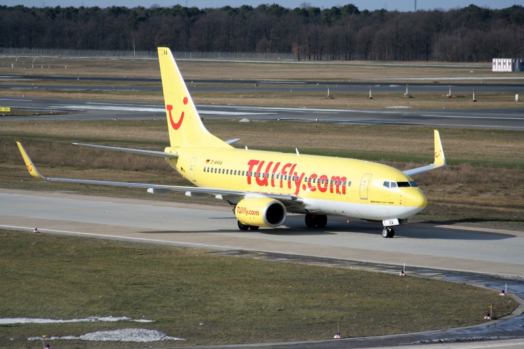 Tuifly B 737-7K5 D-AHXA bei der Ankunft auf dem Flughafen Berlin-Tegel am 27.02.2010