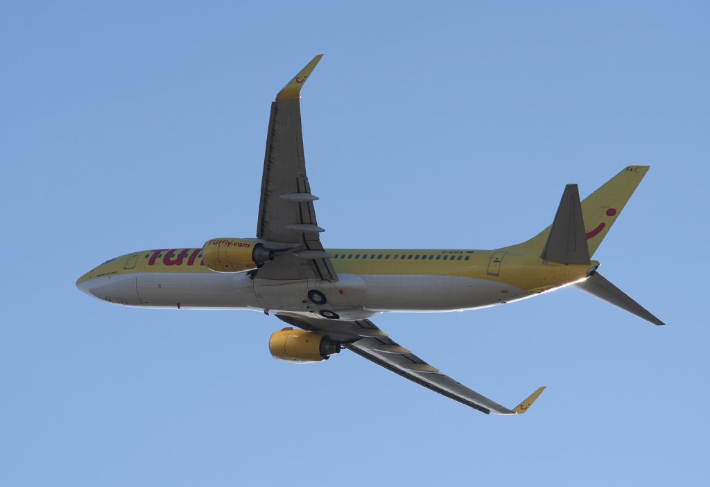 Tuifly B 737-8K5 D-AHFA beim Start in Berlin-Tegel am 12.02.2011