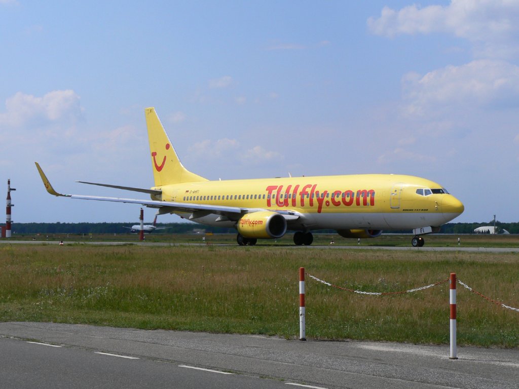Tuifly B 737-8K5 D-AHFI auf dem Weg zum Start in Berlin-Tegel am 10.06.2011