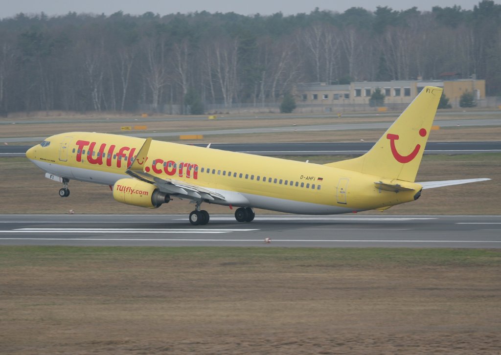 Tuifly B 737-8K5 D-AHFI beim Start in Berlin-Tegel am 02.04.2011