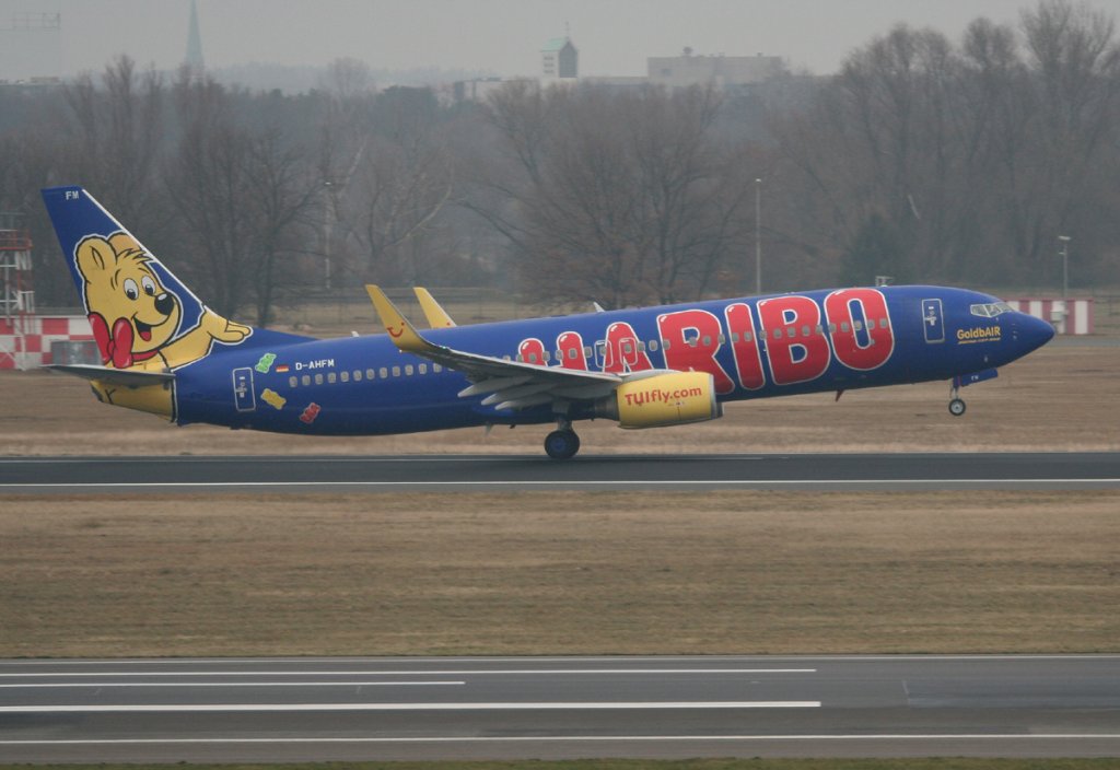 Tuifly B 737-8K5 D-AHFM beim Start in Berlin-Tegel am 27.01.2012