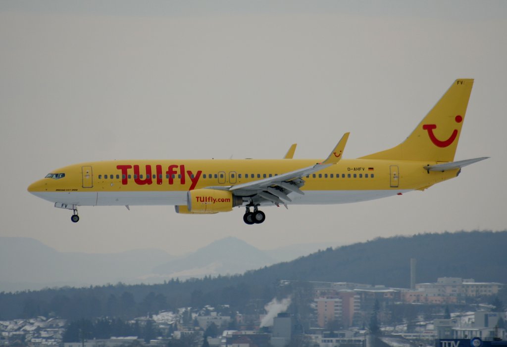 Tuifly B 737-8K5 D-AHFV kurz vor der Landung in Stuttgart am 10.03.2010