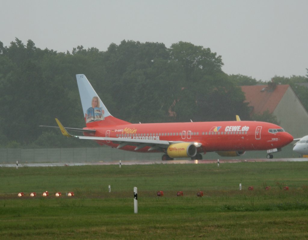 Tuifly B 737-8K5 D-AHFZ kurz vor dem Start im strmenden Regen in Berlin-Tegel am 25.06.2012