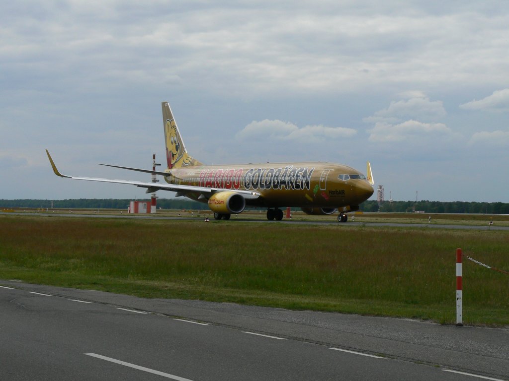 Tuifly B 737-8K5 D-ATUD auf dem Weg zum Start in Berlin-Tegel am 27.05.2011