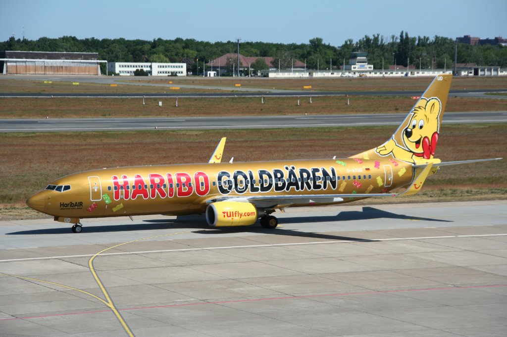 Tuifly B 737-8K5 D-ATUD bei der Ankunft in Berlin-Tegel am 02.06.2011