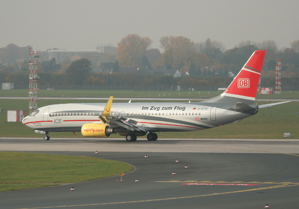 Tuifly B 737-8K5 D-ATUE bei der Landung in Dsseldorf am 31.10.2011