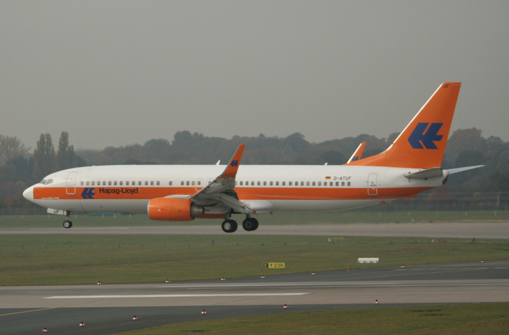 Tuifly B 737-8K5 D-ATUF kurz vor der Landung in Dsseldorf am 31.10.2011