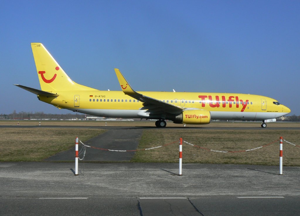 Tuifly B 737-8K5 D-ATUG auf dem Weg zum Start in Berlin-Tegel am 17.03.2012