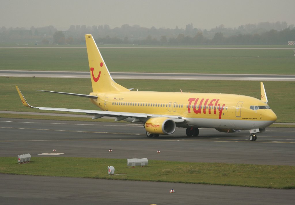 Tuifly B 737-8K5 D-ATUK auf dem Weg zum Start in Dsseldorf am 31.10.2011