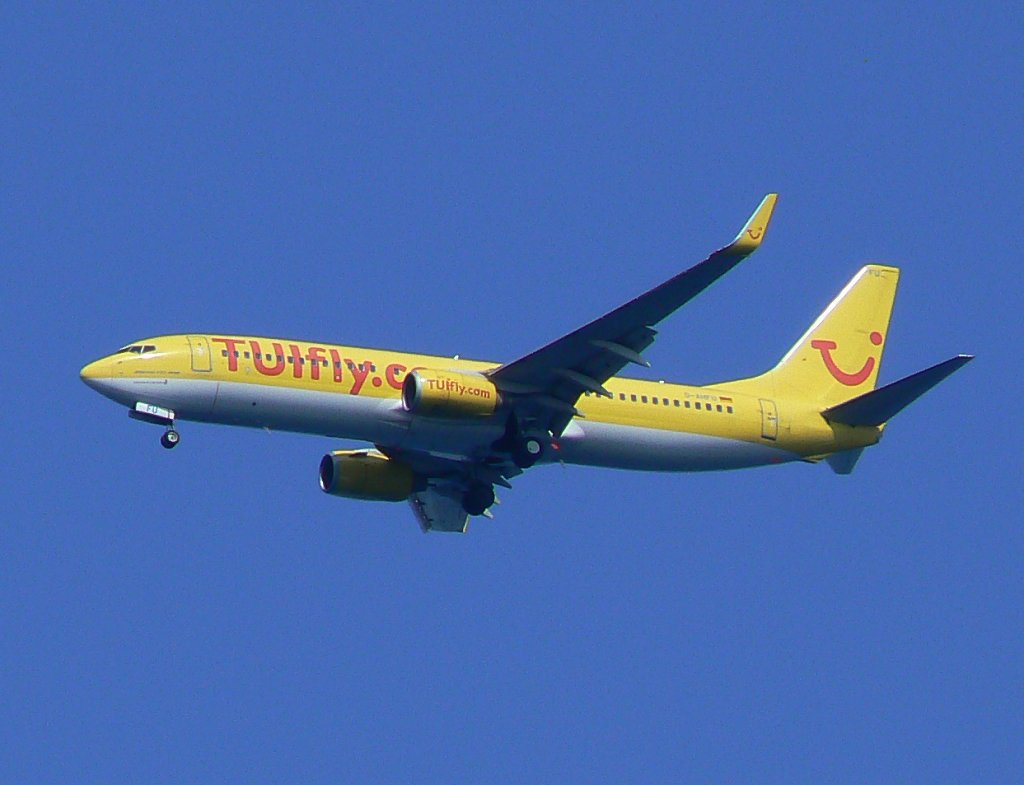 Tuifly B 737-8K5(WL) D-AHFU im Landeanflug auf Korfu am 17.07.2010
