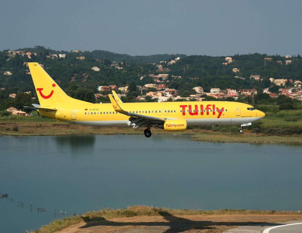Tuifly B 737-8K5(WL) D-ATUG kurz vor der Landung in Korfu am 17.07.2010