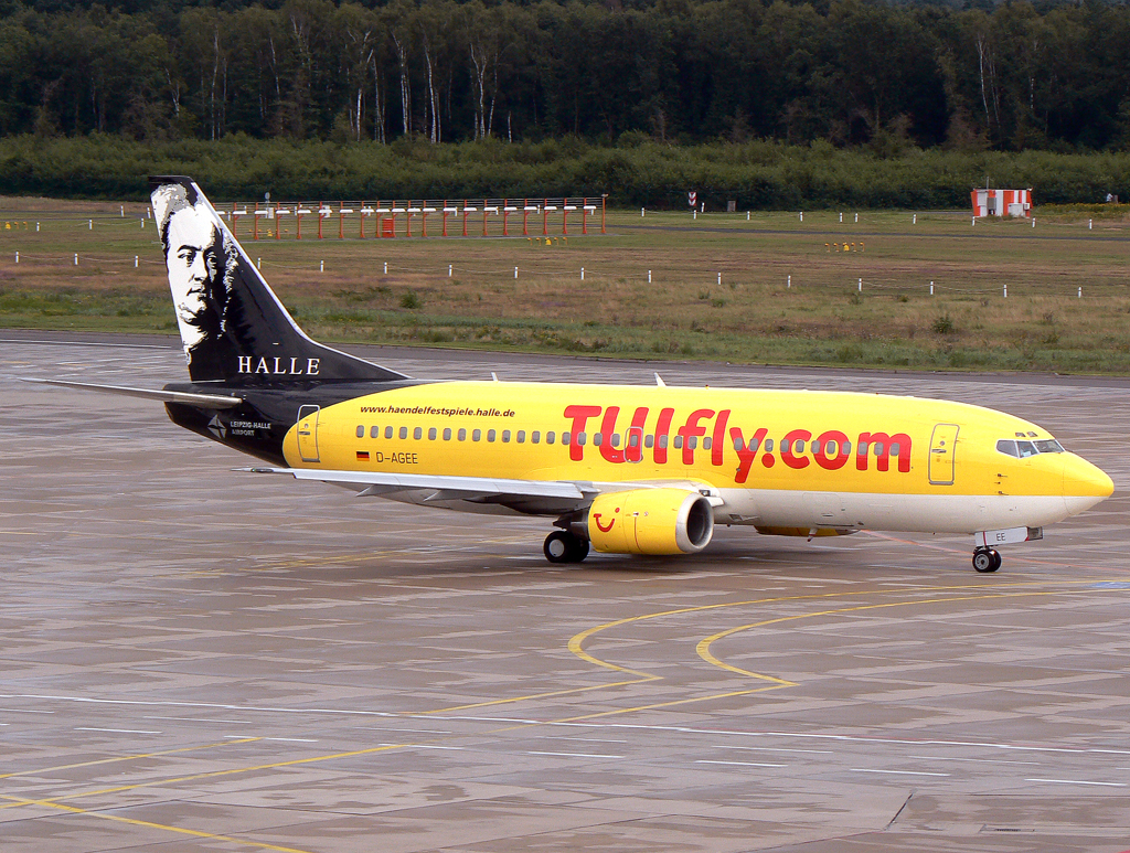 TUIfly B737-300 D-AGEE auf dem Taxiway zur 14L in CGN / EDDK / Köln Bonn am 19.08.2007