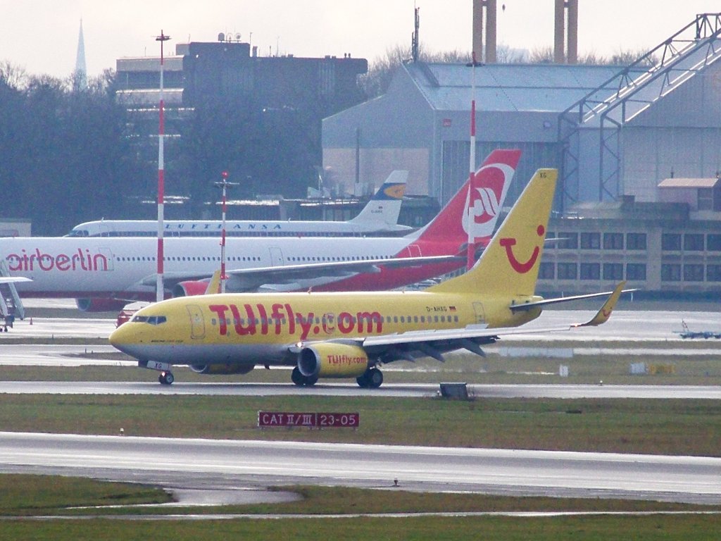 TUIfly, B737-75K, D-AHXG bei der Landung am Hamburger Flughafen. Aufgenommen am 13.12.09