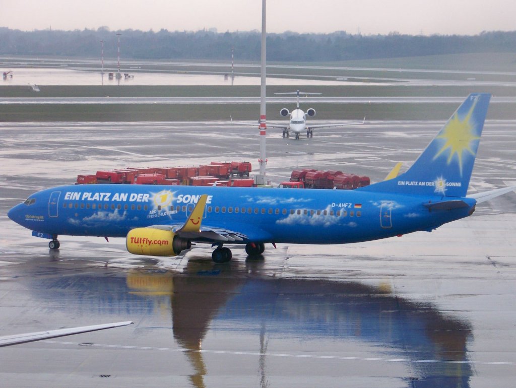 TUIfly, B737-8K5, D-AHFZ,  Glcksbringair  auf dem Hamburger Flughafen. Aufgenommen am 27.03.10.