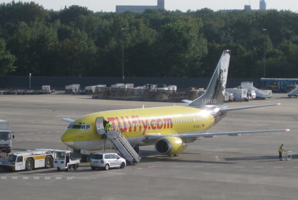 TUIfly-Boeing 737-300 mit der Zulassung D-AGEJ auf dem Flughafenvorfeld in Berlin-Tegel