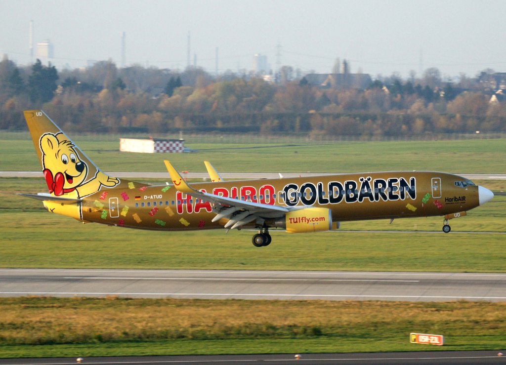 TUIfly, D-ATUD, Boeing 737-800 WL  Haribo-HaribAir  (mit weier Nase), 2010.11.21, DUS-EDDL, Dsseldorf, Germany 

