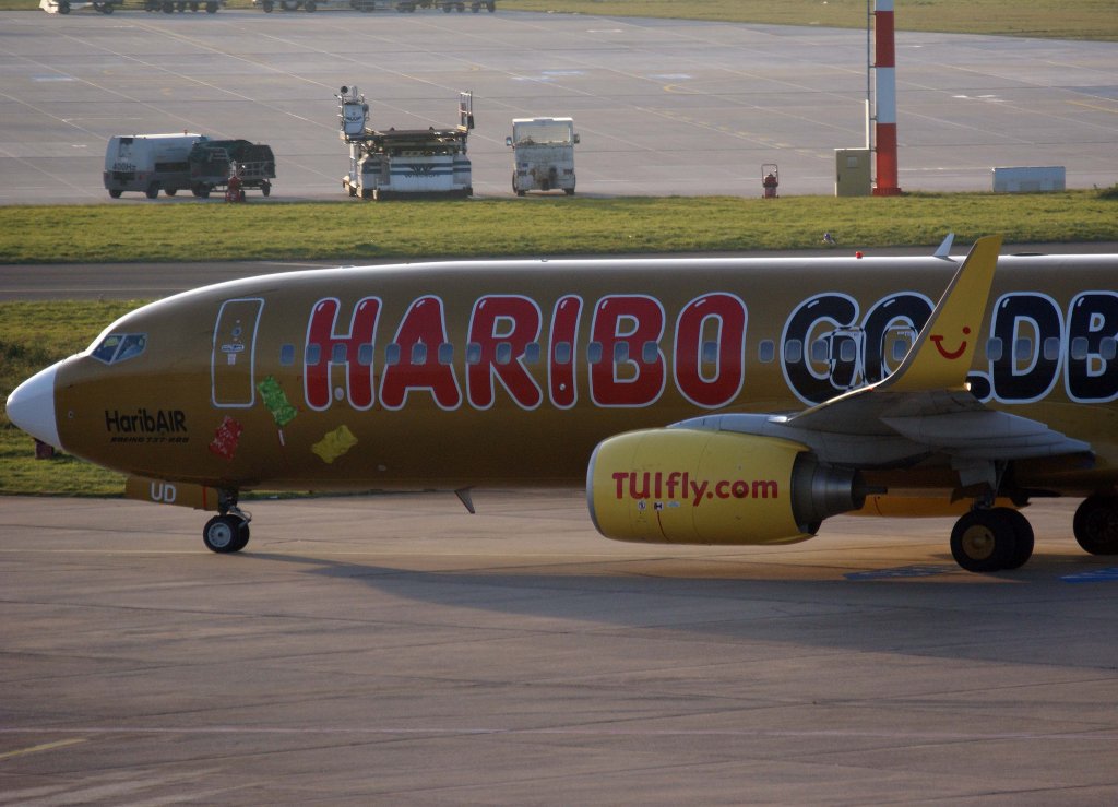 TUIfly, D-ATUD, Boeing 737-800 WL  Haribo-HaribAir  (Nose/Bug mit weier Nase), 2010.11.21, DUS-EDDL, Dsseldorf, Germany 

