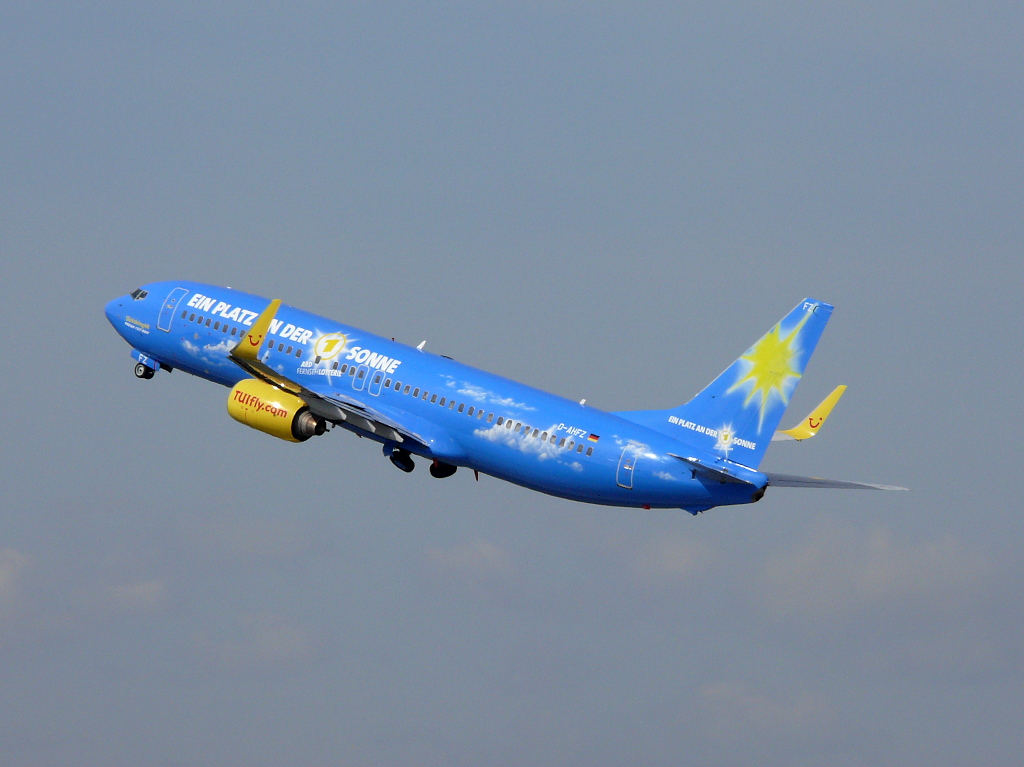 TUIfly  EIN PLATZ AN DER SONNE ; D-AHFZ; Boeing 737-800. Flughafen Dsseldorf. 02.04.2010.