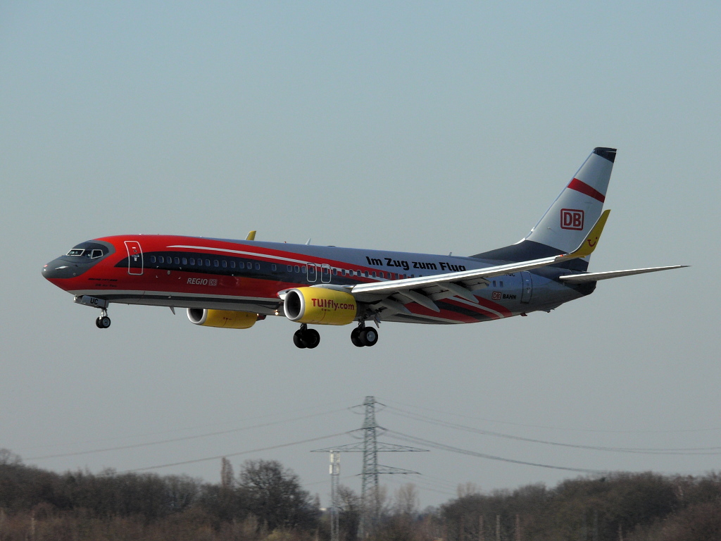 TUIfly  Im Zug zum Flug; DB Air Two ; Boeing 737-8K5. Flughafen Dsseldorf. 20.03.2011.