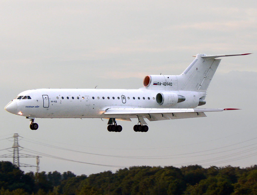 Tulpar Air Yak-42 RA-42440 im Anflug auf 23L in DUS / EDDL / Düsseldorf am 22.07.2007