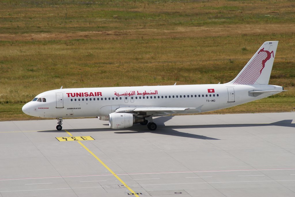 Tunis Air, Airbus A320-200, Kennung: TS-IMD beim rollen zur Startbahn auf dem Flughafen in Leipzig am 07.07.2010