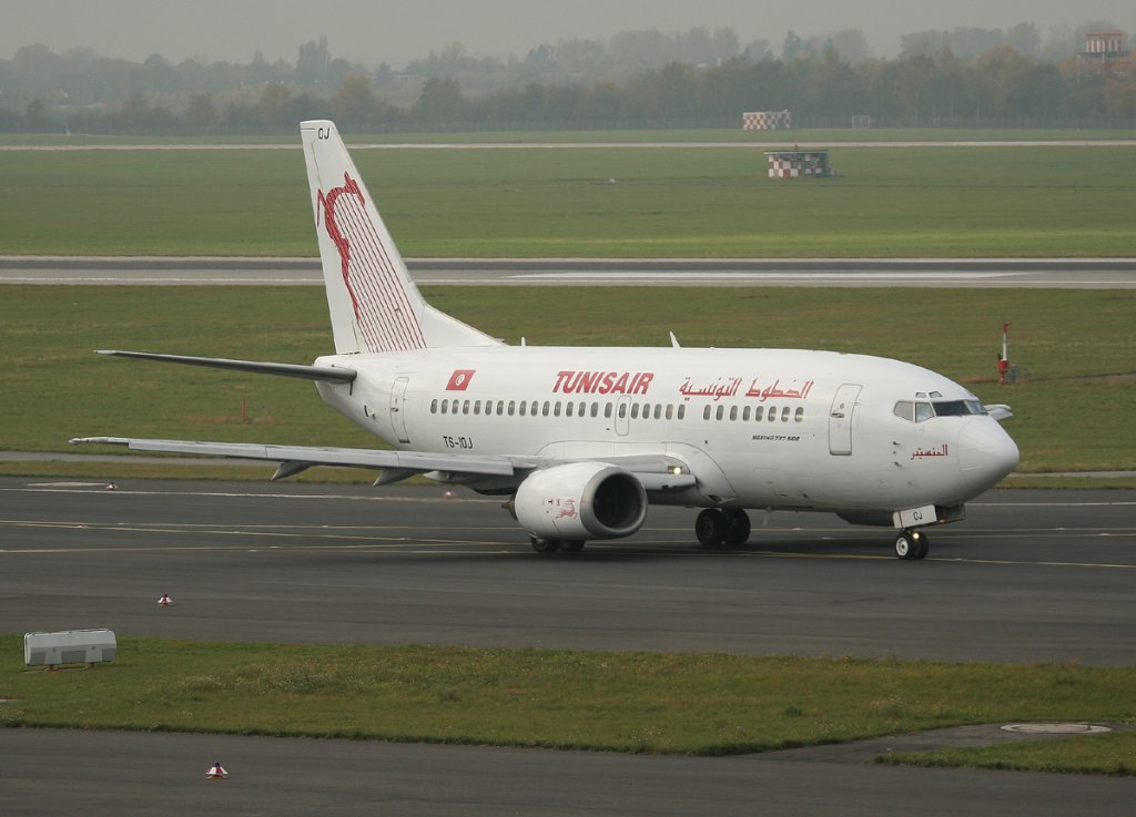 Tunisair B 737-5H3 TS-IOJ auf dem Weg zum Start un Dsseldorf am 31.10.2011