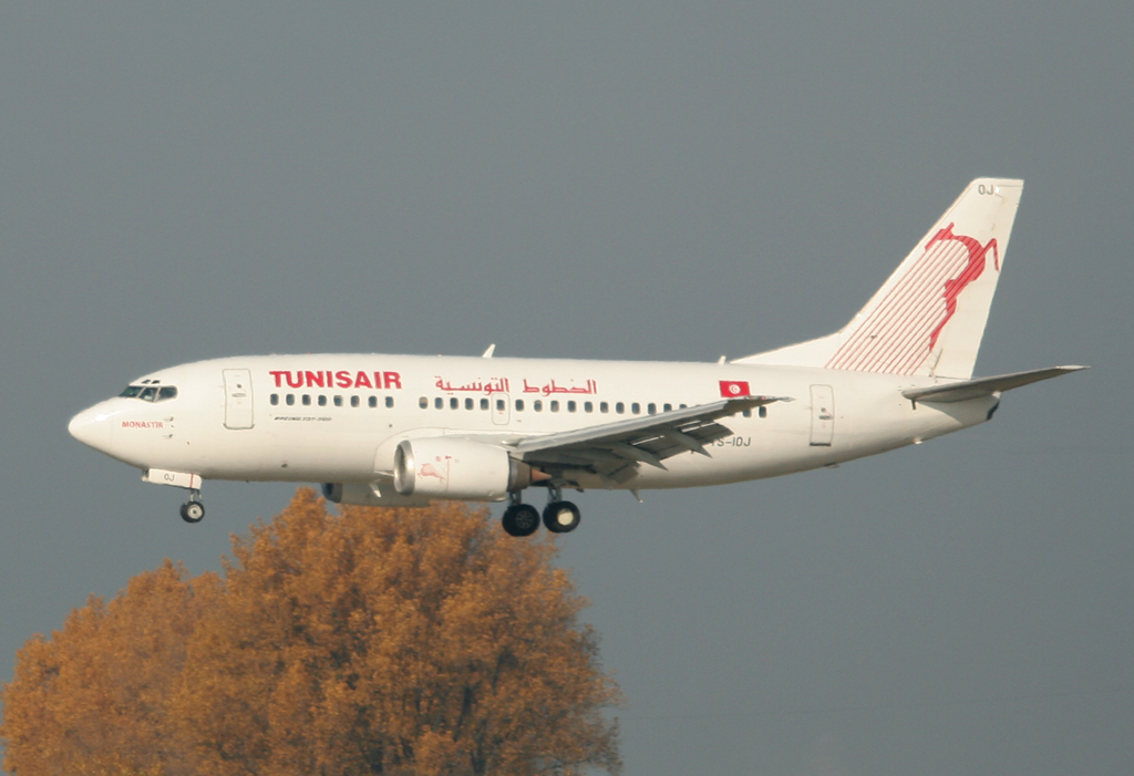Tunisair B 737-5H3 TS-IOJ kurz vor der Landung in Dsseldorf am 31.10.2011