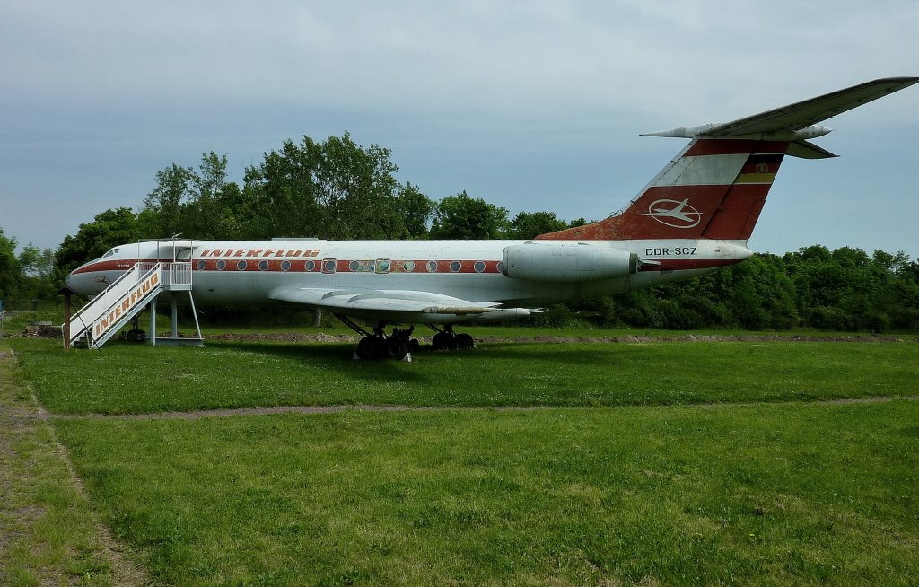 Tupolew TU 134, sowjetischer Kurz-und Mittelstreckenjet fr 80 Passagiere, von 1966-84 wurden ber 800 Stck gebaut, diese Maschine flog bei der Interflug der  DDR , Luftfahrtmuseum Merseburg, Mai 2012